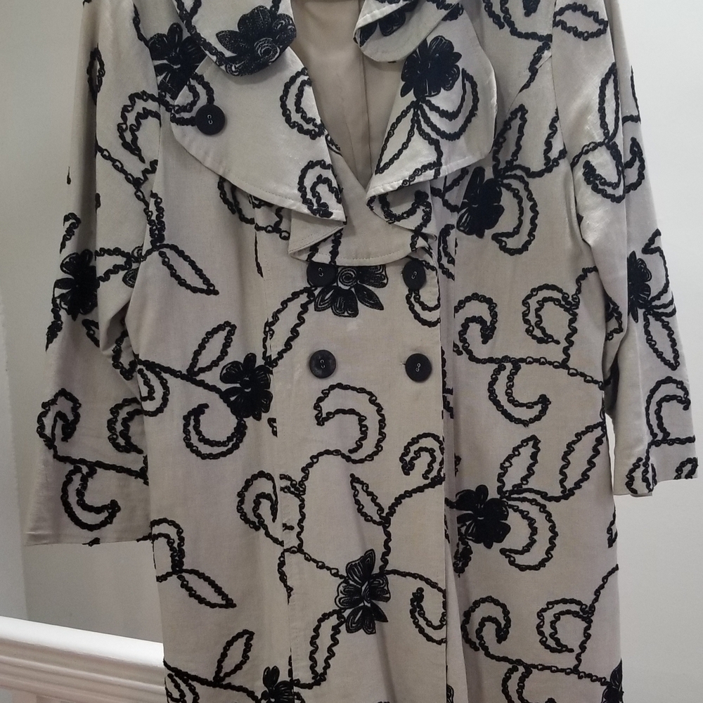 Luii Black Floral on Cream Trench Coat
